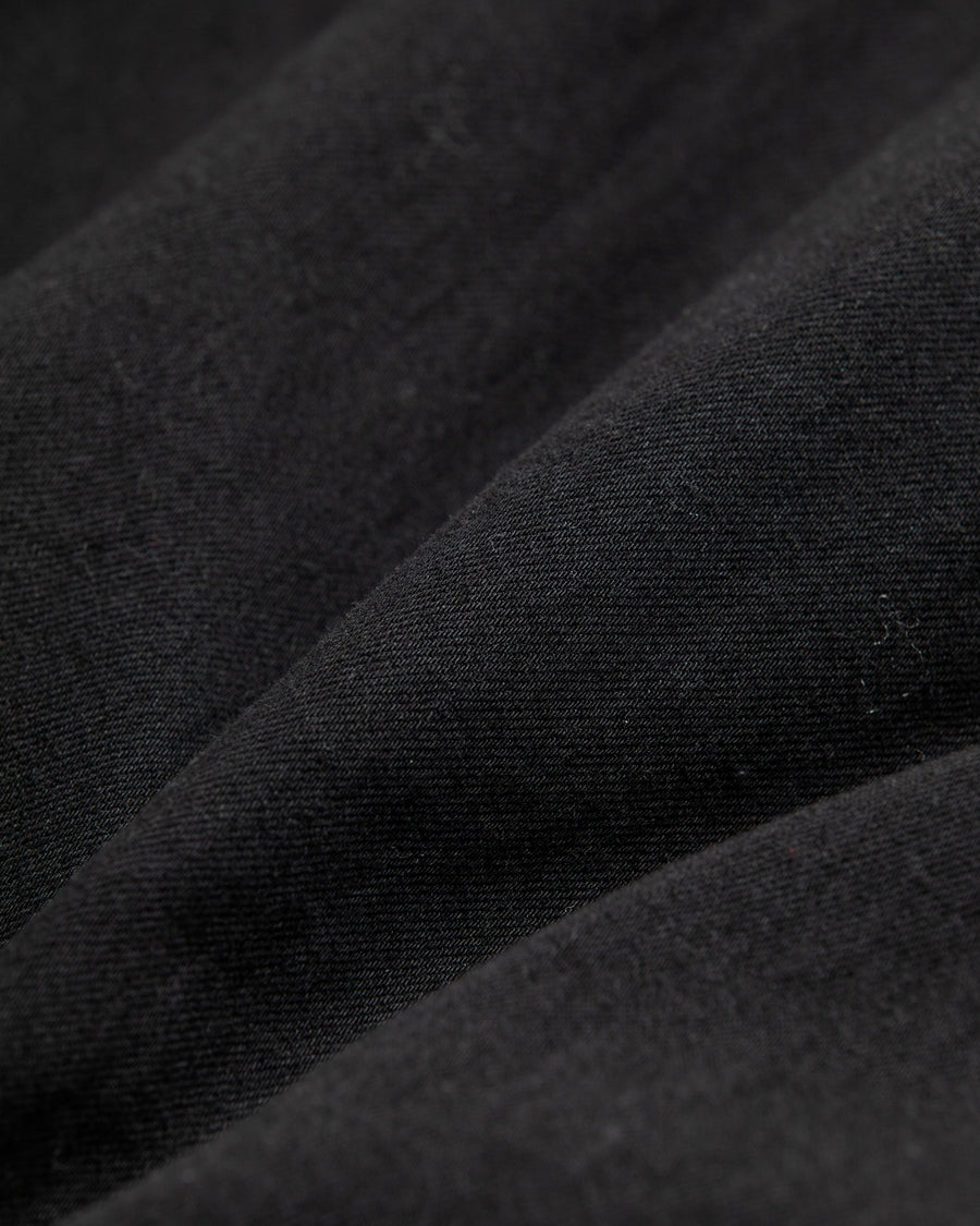 【 商品名：デュアルデニムMA-1 】

本製品は、ブランドのメイン素材であるデニムを使用し、ディティールを忠実に再現しながらシルエットを整えたブラックカラーのMA-1ジャケットです。中綿は入っていませんが、ライトオンスのデニムを採用し、二重縫製によって柔らかさと程よい肉感を両立した着心地の良い一着に仕上げています。生地にはムラ糸を使用した8ozデニムを採用しており、シャープなムラ形状と粗野な風合いが、より一層ヴィンテージ感を引き立てます。また、加工にはワンウォッシュを施し、自然な風合いを持たせています。