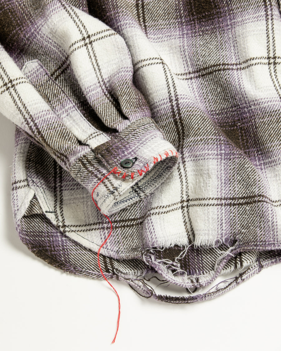 ANACHRONORMで以前リリースしていたリサイズシャツのシルエットをリファインした、ワイドシルエットシャツです。
随所に施された細かなステッチワークやダメージ加工にもご注目ください。
生地はリサイクルコットンとポリエステルを混紡したT/Cネップチェックで、起毛によるネップの風合いとメランジ染めの独特なムラ感が特徴です。
サスティナブルブリーチ加工とダメージ加工を施しており、環境に配慮しつつPURPLE×BLACKカラーで仕上げています。