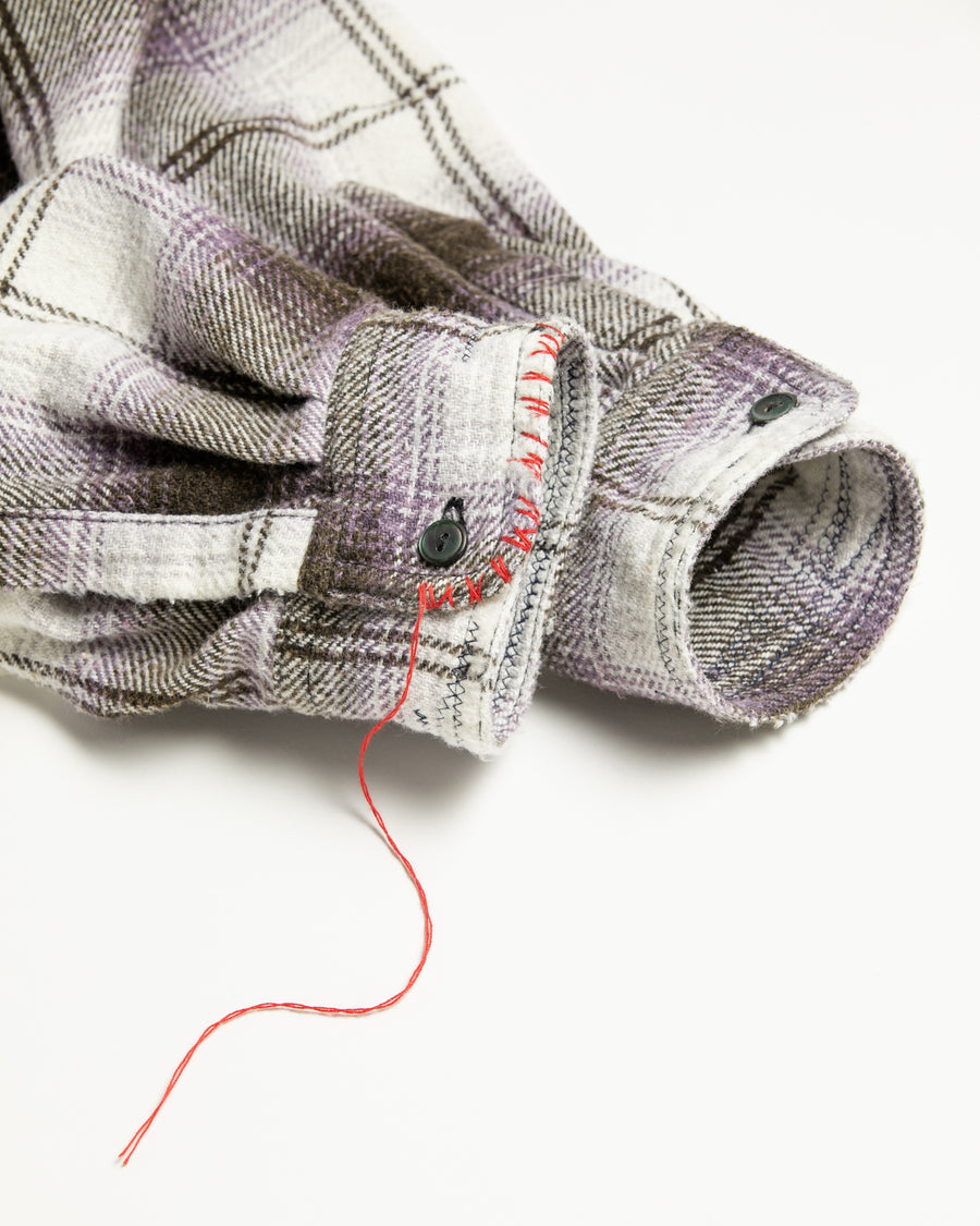 ANACHRONORMで以前リリースしていたリサイズシャツのシルエットをリファインした、ワイドシルエットシャツです。
随所に施された細かなステッチワークやダメージ加工にもご注目ください。
生地はリサイクルコットンとポリエステルを混紡したT/Cネップチェックで、起毛によるネップの風合いとメランジ染めの独特なムラ感が特徴です。
サスティナブルブリーチ加工とダメージ加工を施しており、環境に配慮しつつPURPLE×BLACKカラーで仕上げています。