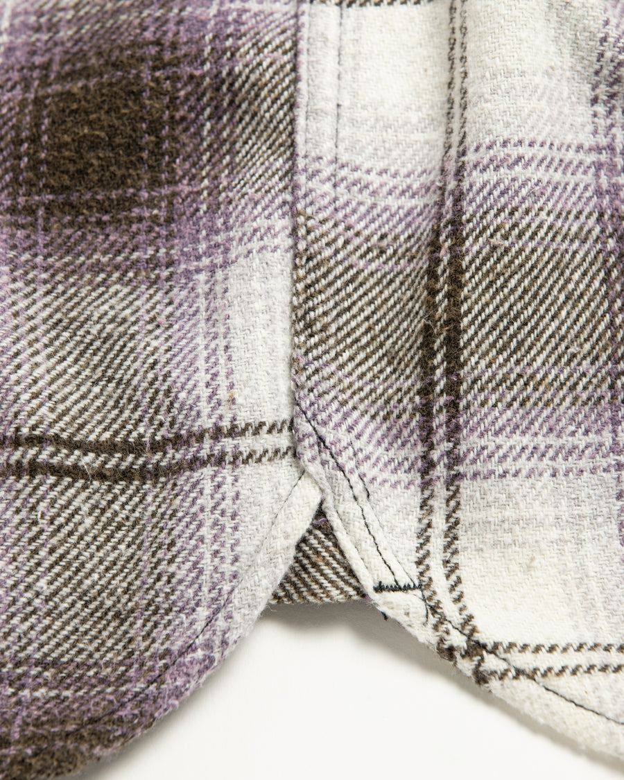 ANACHRONORMで以前リリースしていたリサイズシャツのシルエットをリファインした、ワイドシルエットシャツです。
随所に施された細かなステッチワークやダメージ加工にもご注目ください。
生地はリサイクルコットンとポリエステルを混紡したT/Cネップチェックで、起毛によるネップの風合いとメランジ染めの独特なムラ感が特徴です。
サスティナブルブリーチ加工とダメージ加工を施しており、環境に配慮しつつPURPLE×BLACKカラーで仕上げています。