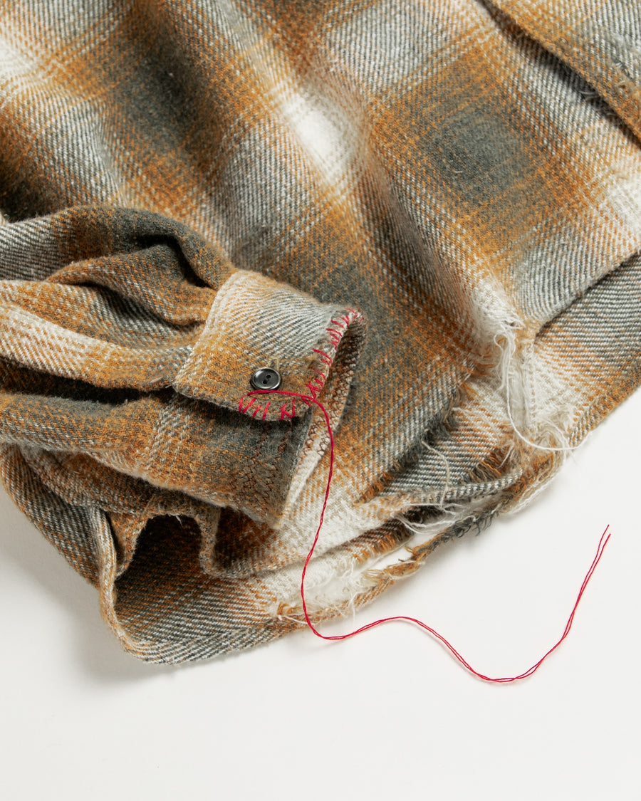 ANACHRONORMで以前リリースしていたリサイズシャツのシルエットをリファインした、ワイドシルエットシャツです。
随所に施された細かなステッチワークやダメージ加工にもご注目ください。
生地はリサイクルコットンとポリエステルを混紡したT/Cネップチェックで、起毛によるネップの風合いとメランジ染めの独特なムラ感が特徴です。
サスティナブルブリーチ加工とダメージ加工を施しており、環境に配慮しつつYELLOW×GREENカラーで仕上げています。