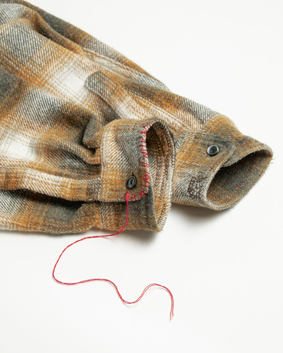 ANACHRONORMで以前リリースしていたリサイズシャツのシルエットをリファインした、ワイドシルエットシャツです。
随所に施された細かなステッチワークやダメージ加工にもご注目ください。
生地はリサイクルコットンとポリエステルを混紡したT/Cネップチェックで、起毛によるネップの風合いとメランジ染めの独特なムラ感が特徴です。
サスティナブルブリーチ加工とダメージ加工を施しており、環境に配慮しつつYELLOW×GREENカラーで仕上げています。