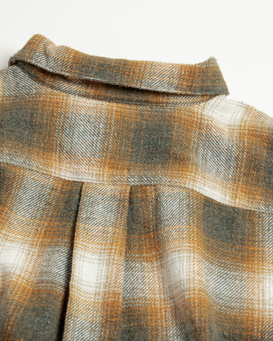 ANACHRONORMで以前リリースしていたリサイズシャツのシルエットをリファインした、ワイドシルエットシャツです。
随所に施された細かなステッチワークやダメージ加工にもご注目ください。
生地はリサイクルコットンとポリエステルを混紡したT/Cネップチェックで、起毛によるネップの風合いとメランジ染めの独特なムラ感が特徴です。
サスティナブルブリーチ加工とダメージ加工を施しており、環境に配慮しつつYELLOW×GREENカラーで仕上げています。