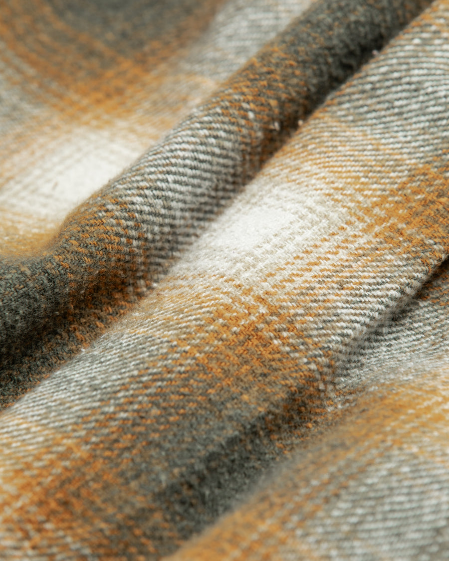 ANACHRONORMで以前リリースしていたリサイズシャツのシルエットをリファインした、ワイドシルエットシャツです。
随所に施された細かなステッチワークやダメージ加工にもご注目ください。
生地はリサイクルコットンとポリエステルを混紡したT/Cネップチェックで、起毛によるネップの風合いとメランジ染めの独特なムラ感が特徴です。
サスティナブルブリーチ加工とダメージ加工を施しており、環境に配慮しつつYELLOW×GREENカラーで仕上げています。