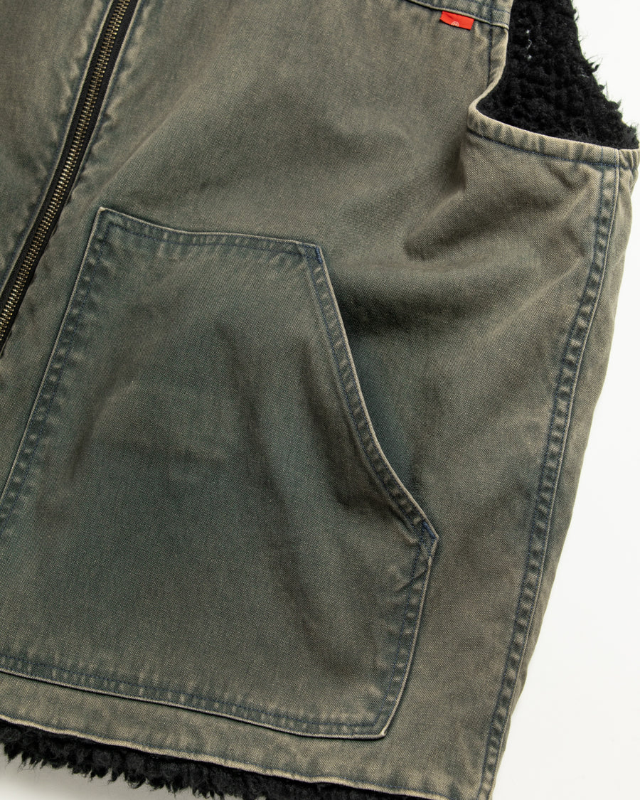 ■リバーシブルで着用が可能なダック×ボアのワークベスト。
カラーはブラック。
某ワークブランドよりも生地の重量が軽量なのでストレスの少ないライトな着用感も魅力的です。

■表地 : 11号帆布生地
頒布の中で最も薄手の11号を使用しており、強度・耐久性に優れ、着用を重ねるごとにアタリなどの経年変化を感じられる素材です。
■裏地 : シープボア
毛足がありながら、ざらつきが少ないソフトなボア生地です。

■加工 : 特殊エイジング加工/サンフェードダメージ加工
水や薬品の使用量を軽減させながら生地の凹凸部分のアタリを強調させ、同時に脱色させる特殊加工です。
さらにダメージ加工を施しております。