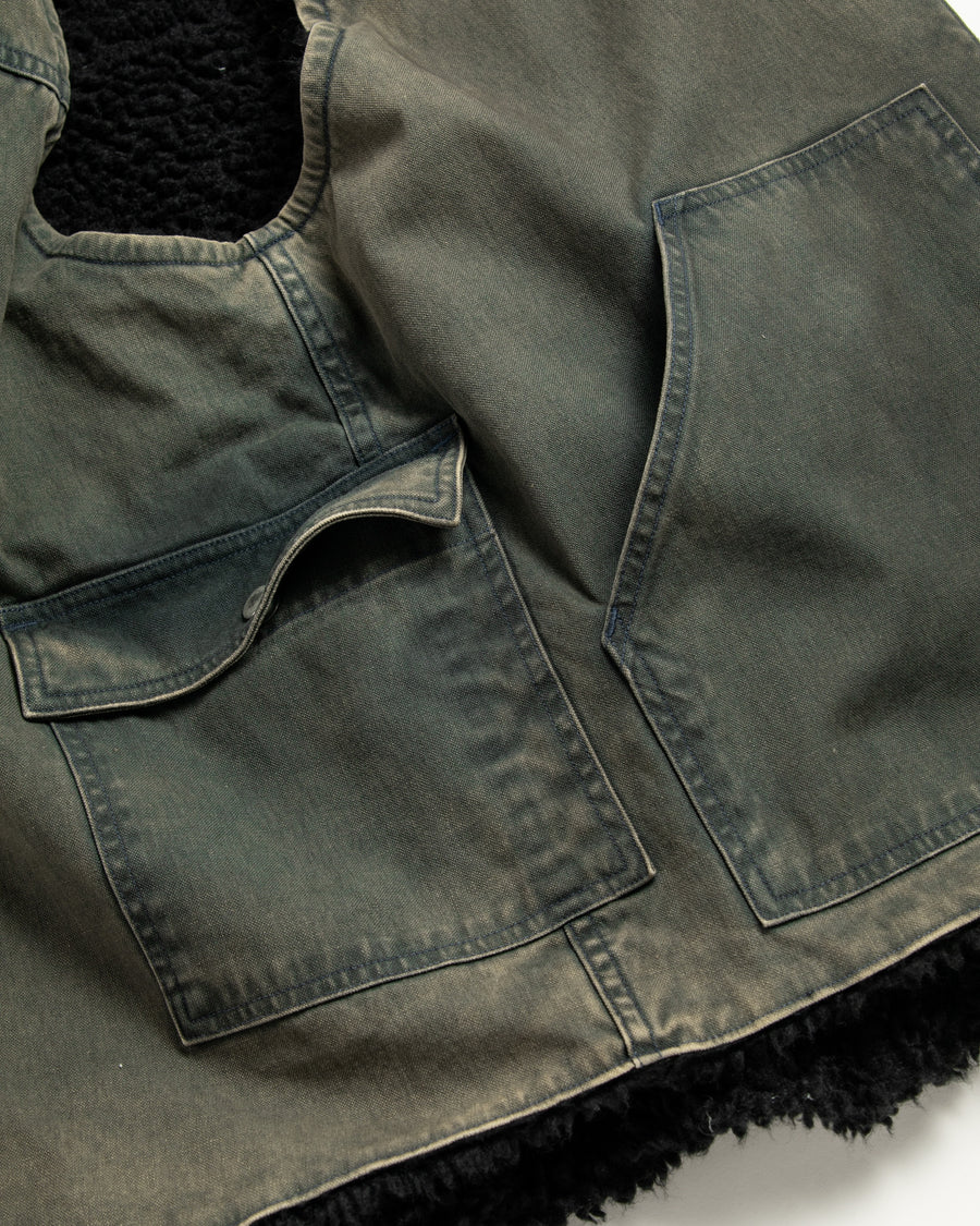 ■リバーシブルで着用が可能なダック×ボアのワークベスト。
カラーはブラック。
某ワークブランドよりも生地の重量が軽量なのでストレスの少ないライトな着用感も魅力的です。

■表地 : 11号帆布生地
頒布の中で最も薄手の11号を使用しており、強度・耐久性に優れ、着用を重ねるごとにアタリなどの経年変化を感じられる素材です。
■裏地 : シープボア
毛足がありながら、ざらつきが少ないソフトなボア生地です。

■加工 : 特殊エイジング加工/サンフェードダメージ加工
水や薬品の使用量を軽減させながら生地の凹凸部分のアタリを強調させ、同時に脱色させる特殊加工です。
さらにダメージ加工を施しております。