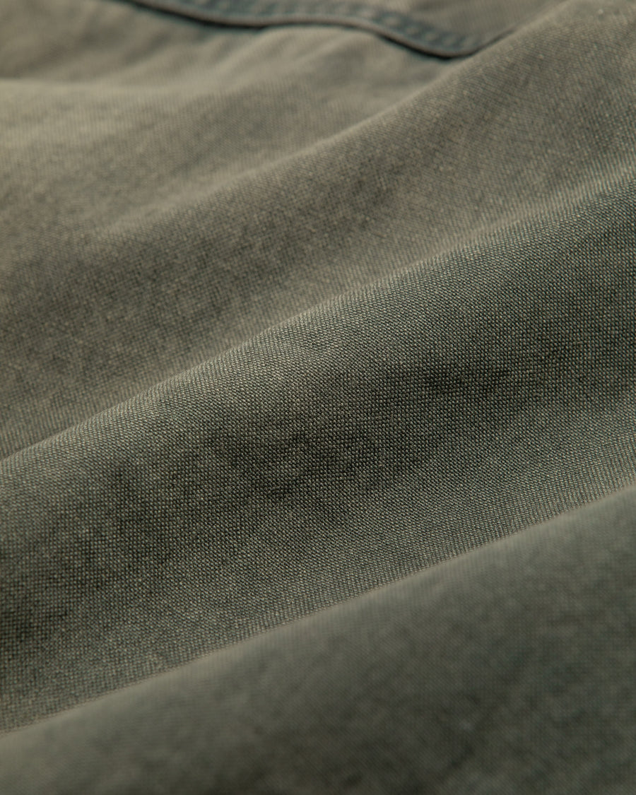 ■リバーシブルで着用が可能なダック×ボアのワークベスト。
カラーはブラック。
某ワークブランドよりも生地の重量が軽量なのでストレスの少ないライトな着用感も魅力的です。

■表地 : 11号帆布生地
頒布の中で最も薄手の11号を使用しており、強度・耐久性に優れ、着用を重ねるごとにアタリなどの経年変化を感じられる素材です。
■裏地 : シープボア
毛足がありながら、ざらつきが少ないソフトなボア生地です。

■加工 : 特殊エイジング加工/サンフェードダメージ加工
水や薬品の使用量を軽減させながら生地の凹凸部分のアタリを強調させ、同時に脱色させる特殊加工です。
さらにダメージ加工を施しております。