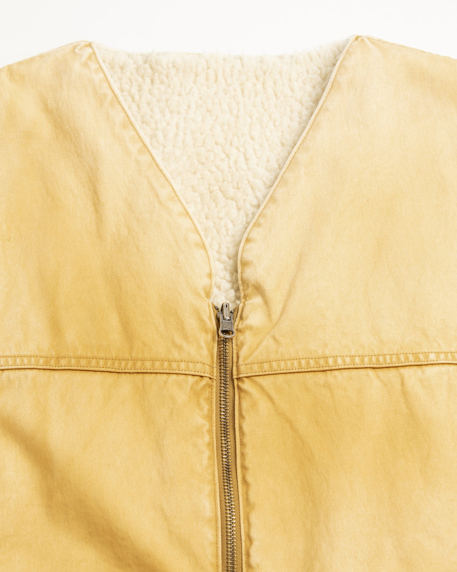 ■リバーシブルで着用が可能なダック×ボアのワークベスト。
カラーはイエロー。
某ワークブランドよりも生地の重量が軽量なのでストレスの少ないライトな着用感も魅力的です。

■表地 : 11号帆布生地
頒布の中で最も薄手の11号を使用しており、強度・耐久性に優れ、着用を重ねるごとにアタリなどの経年変化を感じられる素材です。
■裏地 : シープボア
毛足がありながら、ざらつきが少ないソフトなボア生地です。

■加工 : 特殊エイジング加工/サンフェードダメージ加工
水や薬品の使用量を軽減させながら生地の凹凸部分のアタリを強調させ、同時に脱色させる特殊加工です。
さらにダメージ加工を施しております。