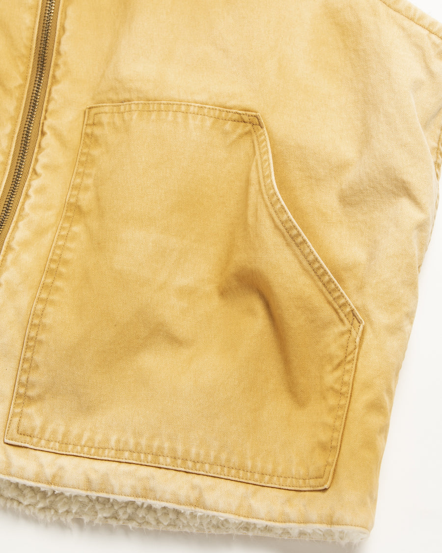 ■リバーシブルで着用が可能なダック×ボアのワークベスト。
カラーはイエロー。
某ワークブランドよりも生地の重量が軽量なのでストレスの少ないライトな着用感も魅力的です。

■表地 : 11号帆布生地
頒布の中で最も薄手の11号を使用しており、強度・耐久性に優れ、着用を重ねるごとにアタリなどの経年変化を感じられる素材です。
■裏地 : シープボア
毛足がありながら、ざらつきが少ないソフトなボア生地です。

■加工 : 特殊エイジング加工/サンフェードダメージ加工
水や薬品の使用量を軽減させながら生地の凹凸部分のアタリを強調させ、同時に脱色させる特殊加工です。
さらにダメージ加工を施しております。