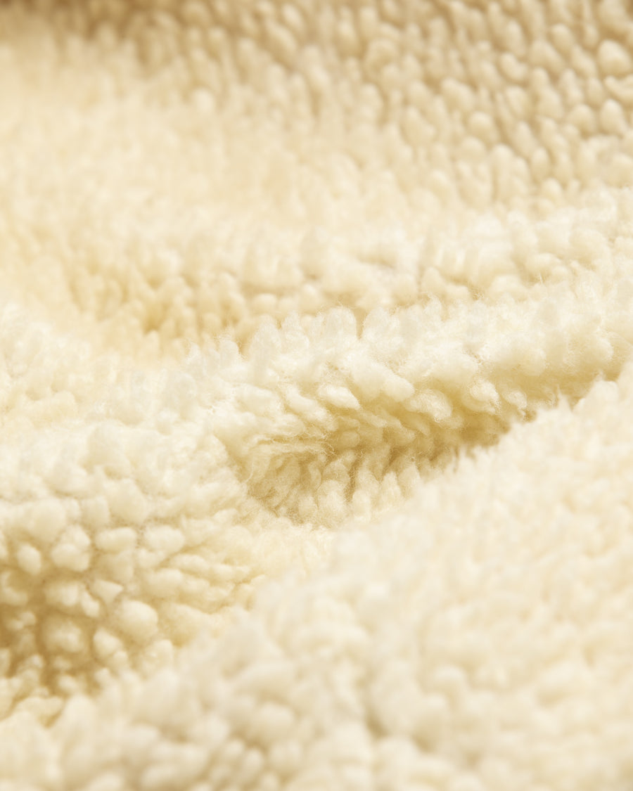 ■リバーシブルで着用が可能なダック×ボアのワークベスト。
カラーはイエロー。
某ワークブランドよりも生地の重量が軽量なのでストレスの少ないライトな着用感も魅力的です。

■表地 : 11号帆布生地
頒布の中で最も薄手の11号を使用しており、強度・耐久性に優れ、着用を重ねるごとにアタリなどの経年変化を感じられる素材です。
■裏地 : シープボア
毛足がありながら、ざらつきが少ないソフトなボア生地です。

■加工 : 特殊エイジング加工/サンフェードダメージ加工
水や薬品の使用量を軽減させながら生地の凹凸部分のアタリを強調させ、同時に脱色させる特殊加工です。
さらにダメージ加工を施しております。