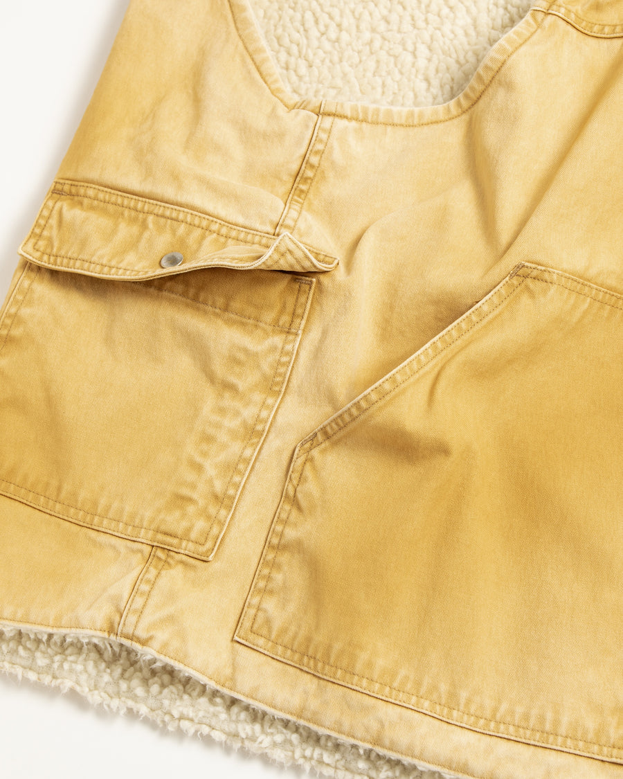 ■リバーシブルで着用が可能なダック×ボアのワークベスト。
カラーはイエロー。
某ワークブランドよりも生地の重量が軽量なのでストレスの少ないライトな着用感も魅力的です。

■表地 : 11号帆布生地
頒布の中で最も薄手の11号を使用しており、強度・耐久性に優れ、着用を重ねるごとにアタリなどの経年変化を感じられる素材です。
■裏地 : シープボア
毛足がありながら、ざらつきが少ないソフトなボア生地です。

■加工 : 特殊エイジング加工/サンフェードダメージ加工
水や薬品の使用量を軽減させながら生地の凹凸部分のアタリを強調させ、同時に脱色させる特殊加工です。
さらにダメージ加工を施しております。