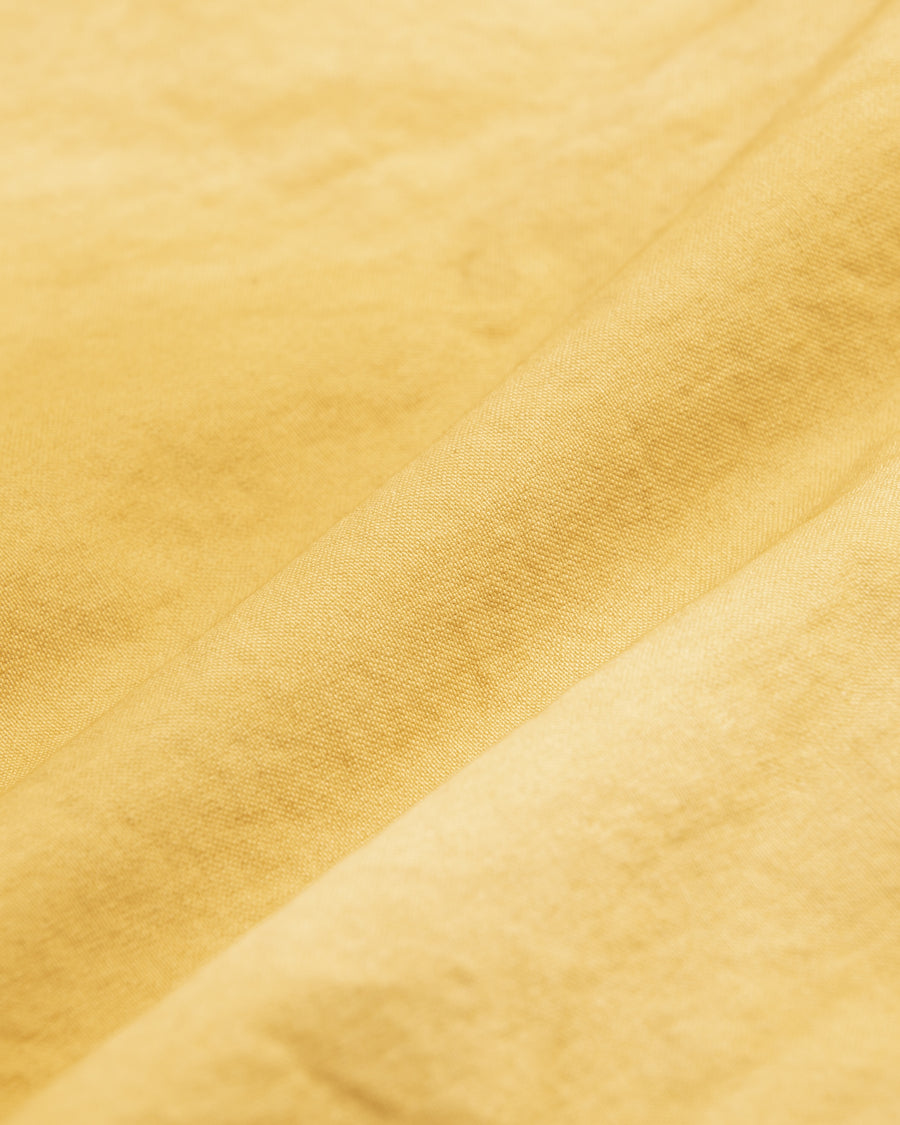 ■リバーシブルで着用が可能なダック×ボアのワークベスト。
カラーはイエロー。
某ワークブランドよりも生地の重量が軽量なのでストレスの少ないライトな着用感も魅力的です。

■表地 : 11号帆布生地
頒布の中で最も薄手の11号を使用しており、強度・耐久性に優れ、着用を重ねるごとにアタリなどの経年変化を感じられる素材です。
■裏地 : シープボア
毛足がありながら、ざらつきが少ないソフトなボア生地です。

■加工 : 特殊エイジング加工/サンフェードダメージ加工
水や薬品の使用量を軽減させながら生地の凹凸部分のアタリを強調させ、同時に脱色させる特殊加工です。
さらにダメージ加工を施しております。