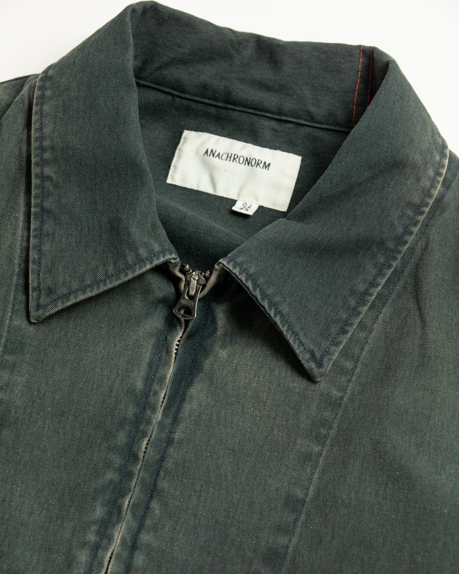 【 商品名：デトロイトダックジャケット 】

本製品は、ゆとりのある身幅とややクロップド丈のシルエットにより、インナーアイテムとのレイヤードを楽しめるようサイズ設計されたブラックカラーのジャケットです。生地には頒布の中でも最も薄手の11号帆布生地を使用しており、強度・耐久性に優れるとともに、着用を重ねるごとにアタリなどの経年変化を味わえる素材が特徴です。また、水や薬品の使用量を抑えながら生地の凹凸部分のアタリを強調し、同時に自然な脱色感を与える特殊エイジング加工を施しています。なお、タンブラー乾燥を行っているため、寸法に多少の誤差が生じる場合がございます。