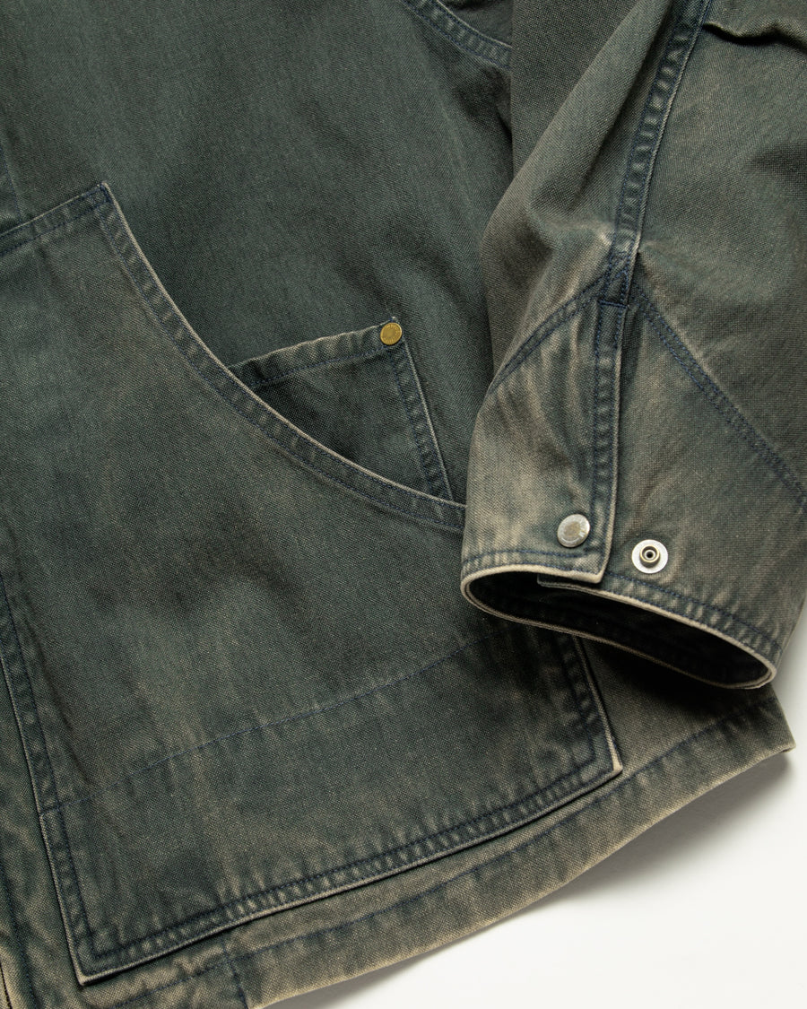 【 商品名：デトロイトダックジャケット 】

本製品は、ゆとりのある身幅とややクロップド丈のシルエットにより、インナーアイテムとのレイヤードを楽しめるようサイズ設計されたブラックカラーのジャケットです。生地には頒布の中でも最も薄手の11号帆布生地を使用しており、強度・耐久性に優れるとともに、着用を重ねるごとにアタリなどの経年変化を味わえる素材が特徴です。また、水や薬品の使用量を抑えながら生地の凹凸部分のアタリを強調し、同時に自然な脱色感を与える特殊エイジング加工を施しています。なお、タンブラー乾燥を行っているため、寸法に多少の誤差が生じる場合がございます。