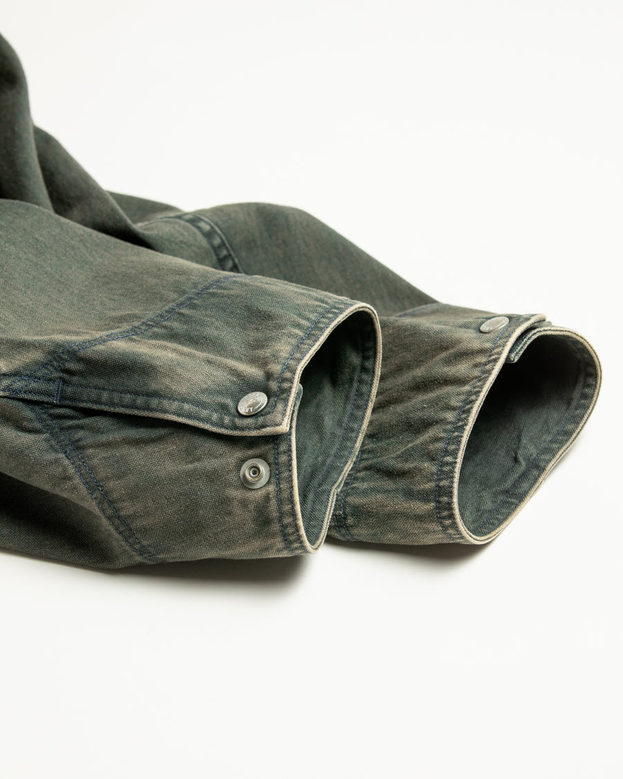 【 商品名：デトロイトダックジャケット 】

本製品は、ゆとりのある身幅とややクロップド丈のシルエットにより、インナーアイテムとのレイヤードを楽しめるようサイズ設計されたブラックカラーのジャケットです。生地には頒布の中でも最も薄手の11号帆布生地を使用しており、強度・耐久性に優れるとともに、着用を重ねるごとにアタリなどの経年変化を味わえる素材が特徴です。また、水や薬品の使用量を抑えながら生地の凹凸部分のアタリを強調し、同時に自然な脱色感を与える特殊エイジング加工を施しています。なお、タンブラー乾燥を行っているため、寸法に多少の誤差が生じる場合がございます。