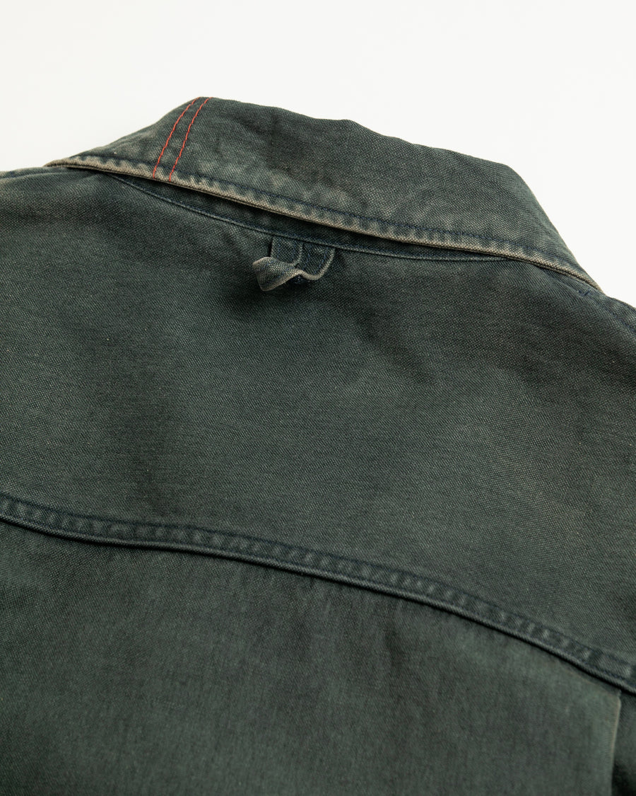 【 商品名：デトロイトダックジャケット 】

本製品は、ゆとりのある身幅とややクロップド丈のシルエットにより、インナーアイテムとのレイヤードを楽しめるようサイズ設計されたブラックカラーのジャケットです。生地には頒布の中でも最も薄手の11号帆布生地を使用しており、強度・耐久性に優れるとともに、着用を重ねるごとにアタリなどの経年変化を味わえる素材が特徴です。また、水や薬品の使用量を抑えながら生地の凹凸部分のアタリを強調し、同時に自然な脱色感を与える特殊エイジング加工を施しています。なお、タンブラー乾燥を行っているため、寸法に多少の誤差が生じる場合がございます。