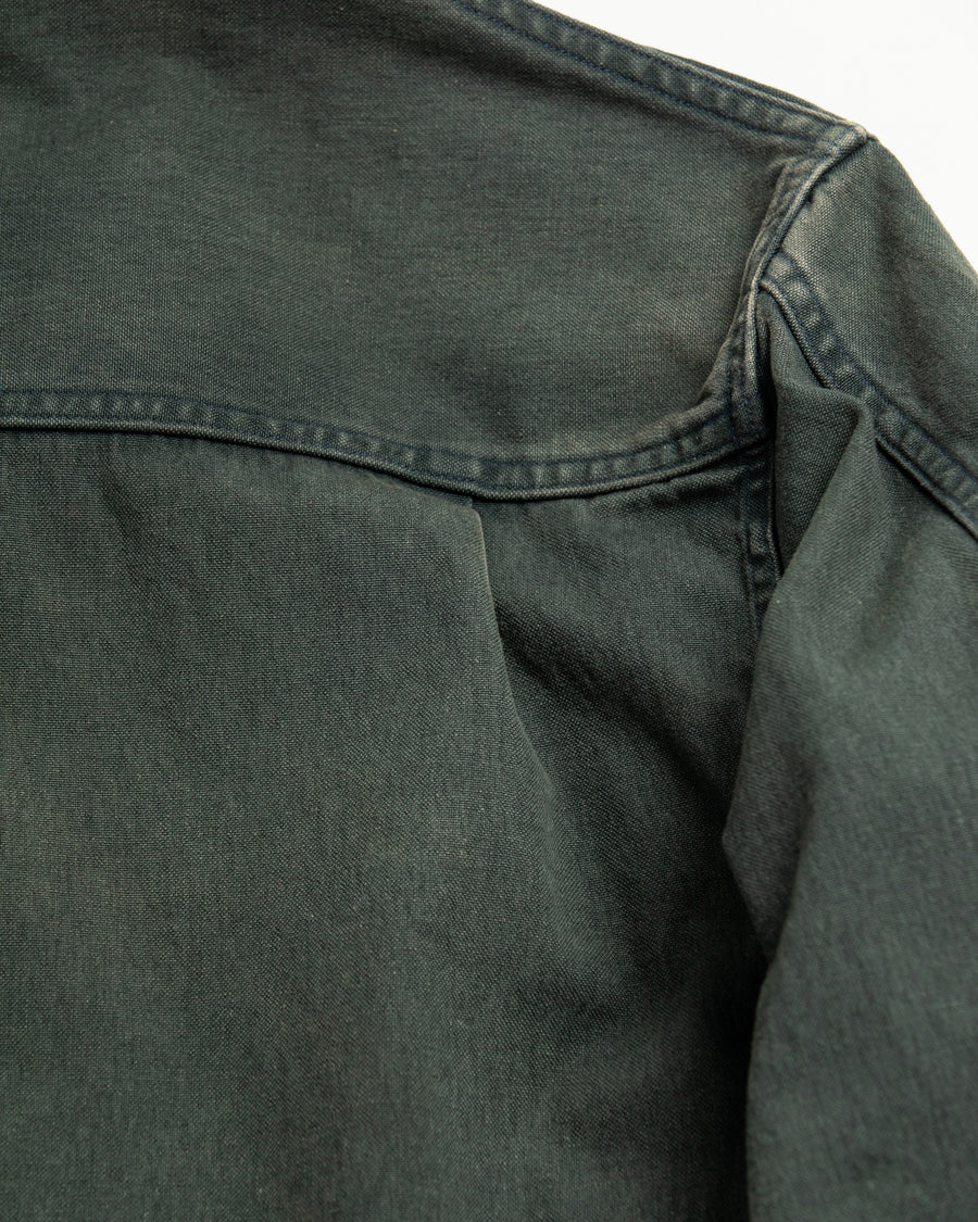 【 商品名：デトロイトダックジャケット 】

本製品は、ゆとりのある身幅とややクロップド丈のシルエットにより、インナーアイテムとのレイヤードを楽しめるようサイズ設計されたブラックカラーのジャケットです。生地には頒布の中でも最も薄手の11号帆布生地を使用しており、強度・耐久性に優れるとともに、着用を重ねるごとにアタリなどの経年変化を味わえる素材が特徴です。また、水や薬品の使用量を抑えながら生地の凹凸部分のアタリを強調し、同時に自然な脱色感を与える特殊エイジング加工を施しています。なお、タンブラー乾燥を行っているため、寸法に多少の誤差が生じる場合がございます。