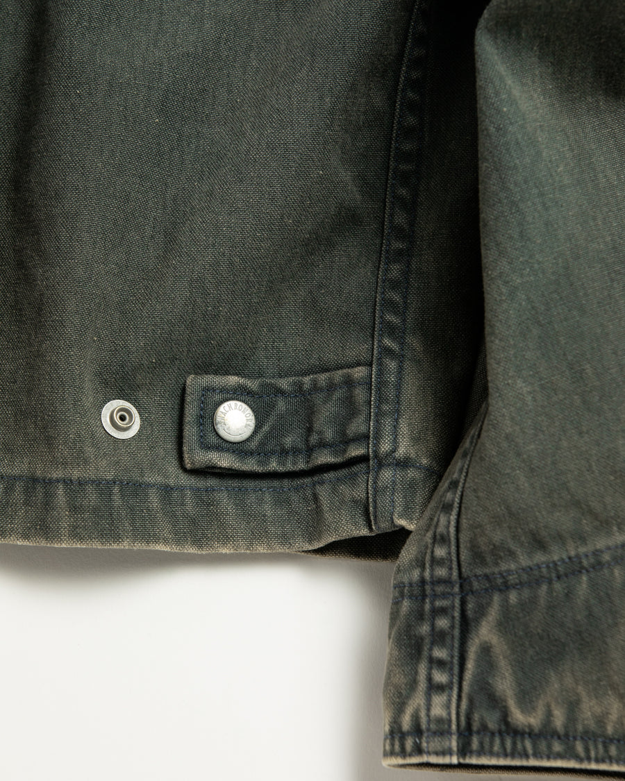 【 商品名：デトロイトダックジャケット 】

本製品は、ゆとりのある身幅とややクロップド丈のシルエットにより、インナーアイテムとのレイヤードを楽しめるようサイズ設計されたブラックカラーのジャケットです。生地には頒布の中でも最も薄手の11号帆布生地を使用しており、強度・耐久性に優れるとともに、着用を重ねるごとにアタリなどの経年変化を味わえる素材が特徴です。また、水や薬品の使用量を抑えながら生地の凹凸部分のアタリを強調し、同時に自然な脱色感を与える特殊エイジング加工を施しています。なお、タンブラー乾燥を行っているため、寸法に多少の誤差が生じる場合がございます。