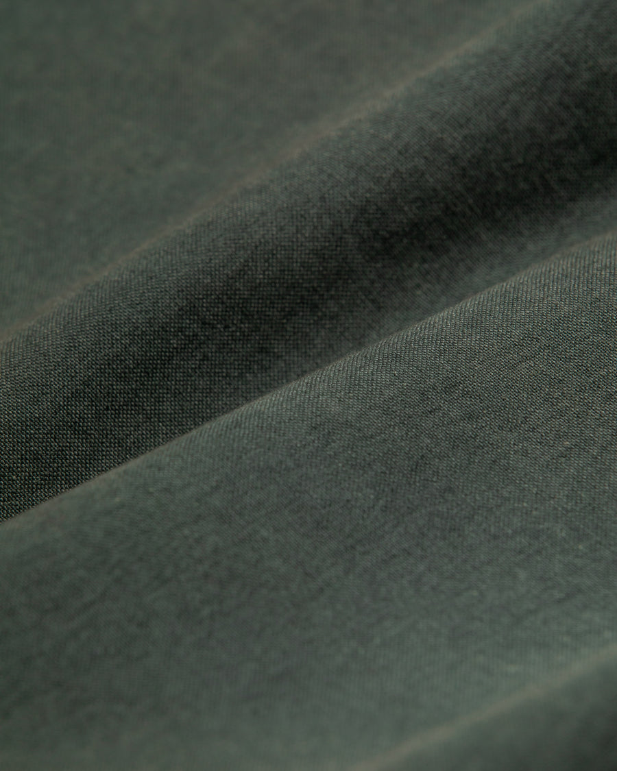 【 商品名：デトロイトダックジャケット 】

本製品は、ゆとりのある身幅とややクロップド丈のシルエットにより、インナーアイテムとのレイヤードを楽しめるようサイズ設計されたブラックカラーのジャケットです。生地には頒布の中でも最も薄手の11号帆布生地を使用しており、強度・耐久性に優れるとともに、着用を重ねるごとにアタリなどの経年変化を味わえる素材が特徴です。また、水や薬品の使用量を抑えながら生地の凹凸部分のアタリを強調し、同時に自然な脱色感を与える特殊エイジング加工を施しています。なお、タンブラー乾燥を行っているため、寸法に多少の誤差が生じる場合がございます。