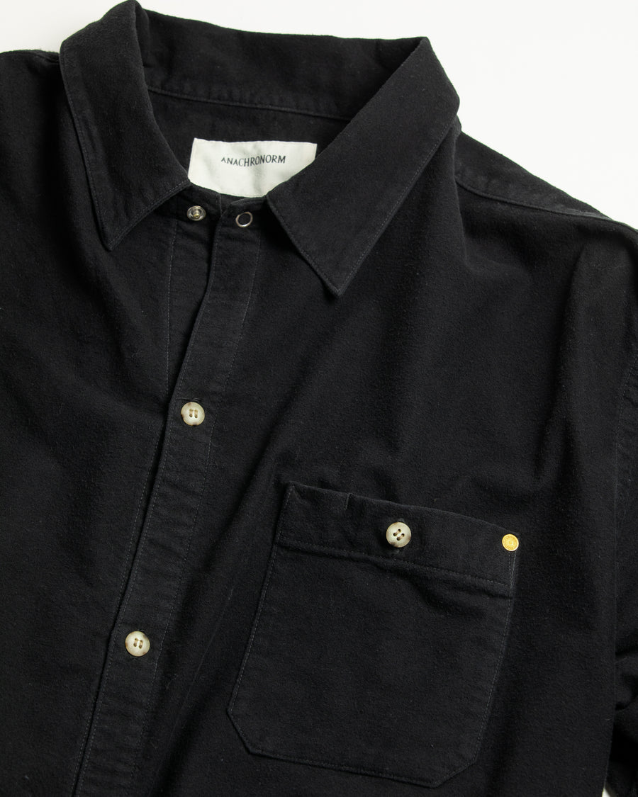 ソフトなタッチのコットンスウェード素材を使用したブラック色のワイドシルエットシャツ