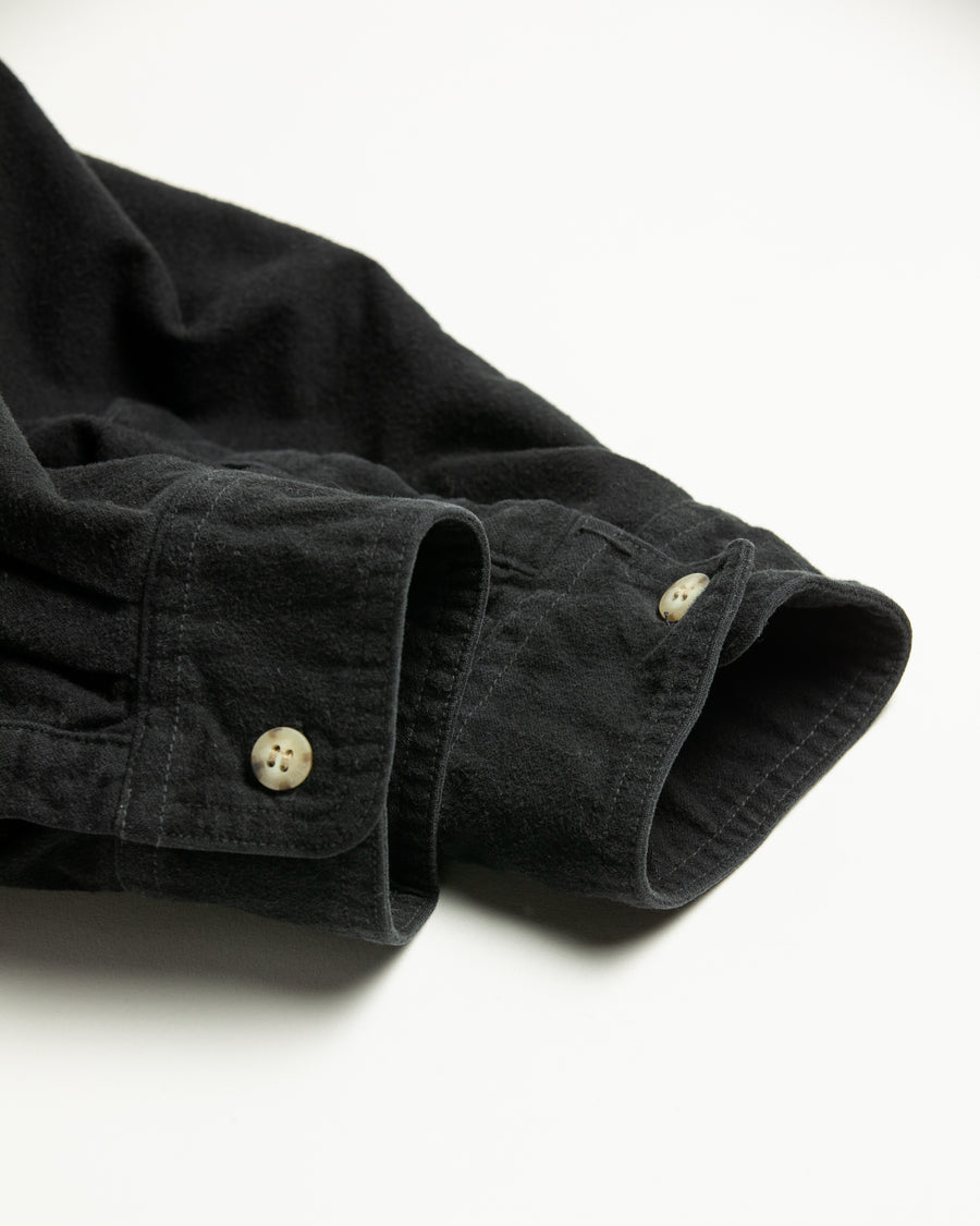 ソフトなタッチのコットンスウェード素材を使用したブラック色のワイドシルエットシャツ