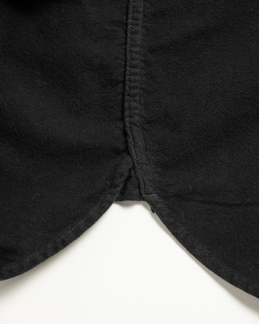 ソフトなタッチのコットンスウェード素材を使用したブラック色のワイドシルエットシャツ