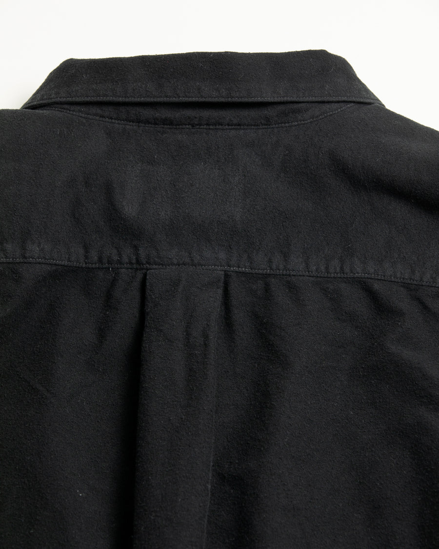 ソフトなタッチのコットンスウェード素材を使用したブラック色のワイドシルエットシャツ