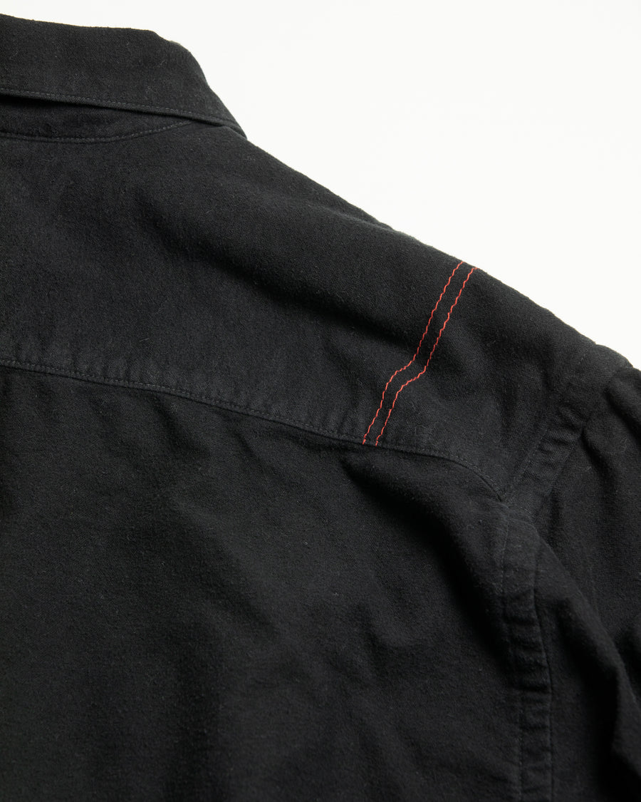 ソフトなタッチのコットンスウェード素材を使用したブラック色のワイドシルエットシャツ