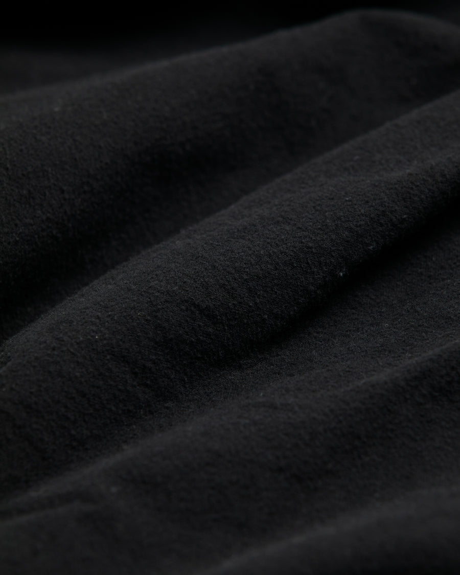 ソフトなタッチのコットンスウェード素材を使用したブラック色のワイドシルエットシャツ