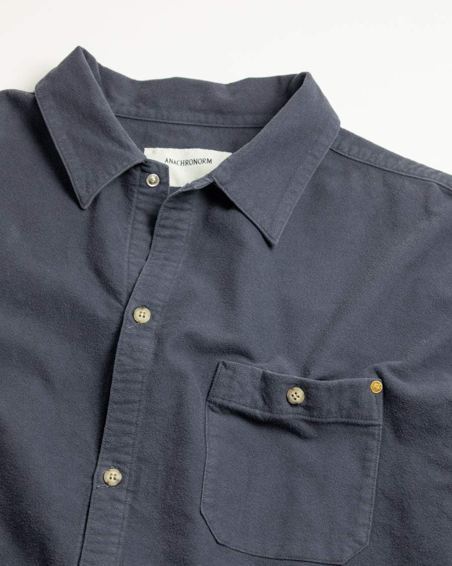 ソフトなタッチのコットンスウェード素材を使用したブルーグレイ色のワイドシルエットシャツ