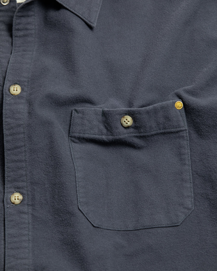 ソフトなタッチのコットンスウェード素材を使用したブルーグレイ色のワイドシルエットシャツ