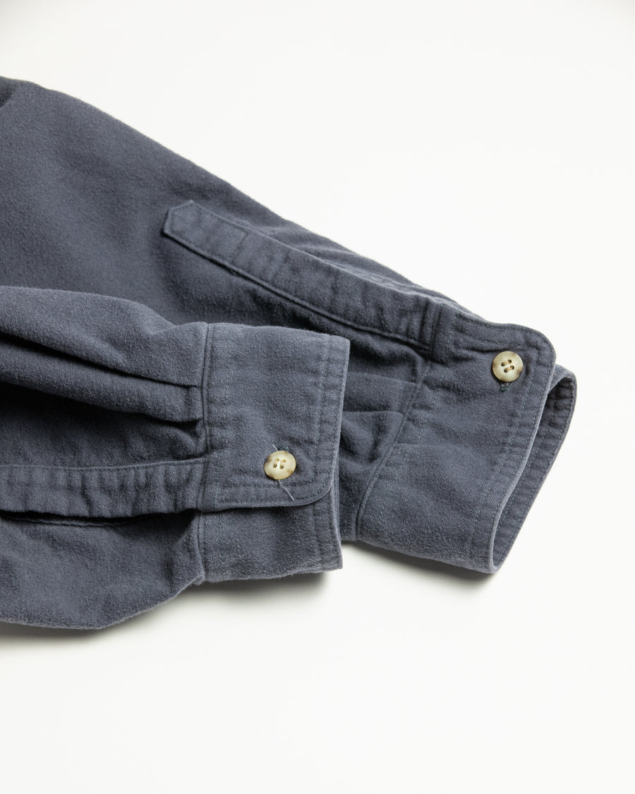 ソフトなタッチのコットンスウェード素材を使用したブルーグレイ色のワイドシルエットシャツ