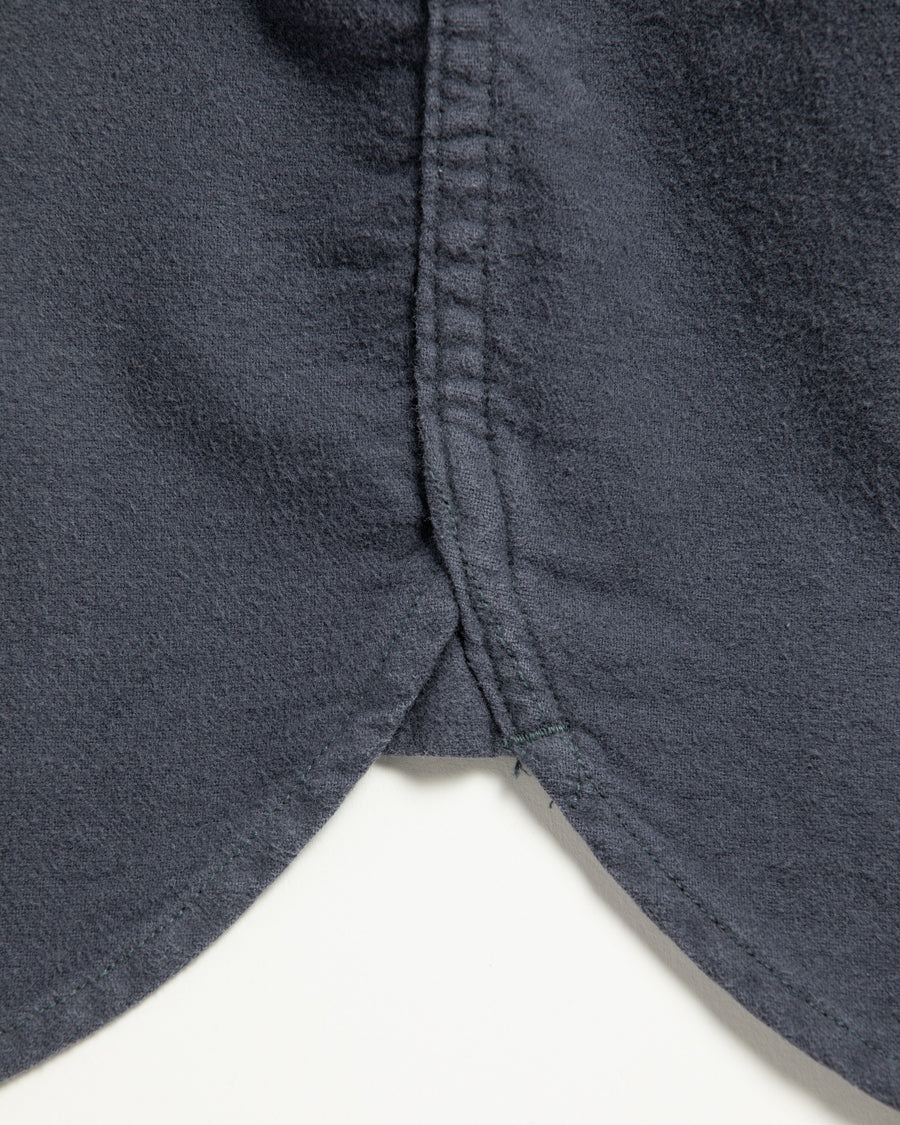 ソフトなタッチのコットンスウェード素材を使用したブルーグレイ色のワイドシルエットシャツ