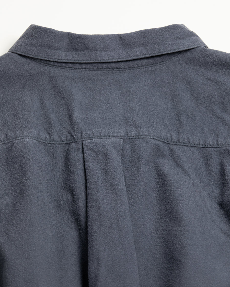ソフトなタッチのコットンスウェード素材を使用したブルーグレイ色のワイドシルエットシャツ