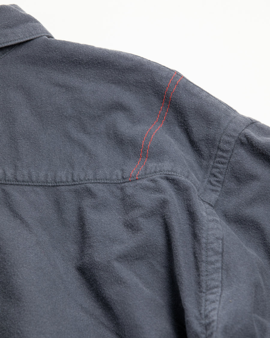 ソフトなタッチのコットンスウェード素材を使用したブルーグレイ色のワイドシルエットシャツ