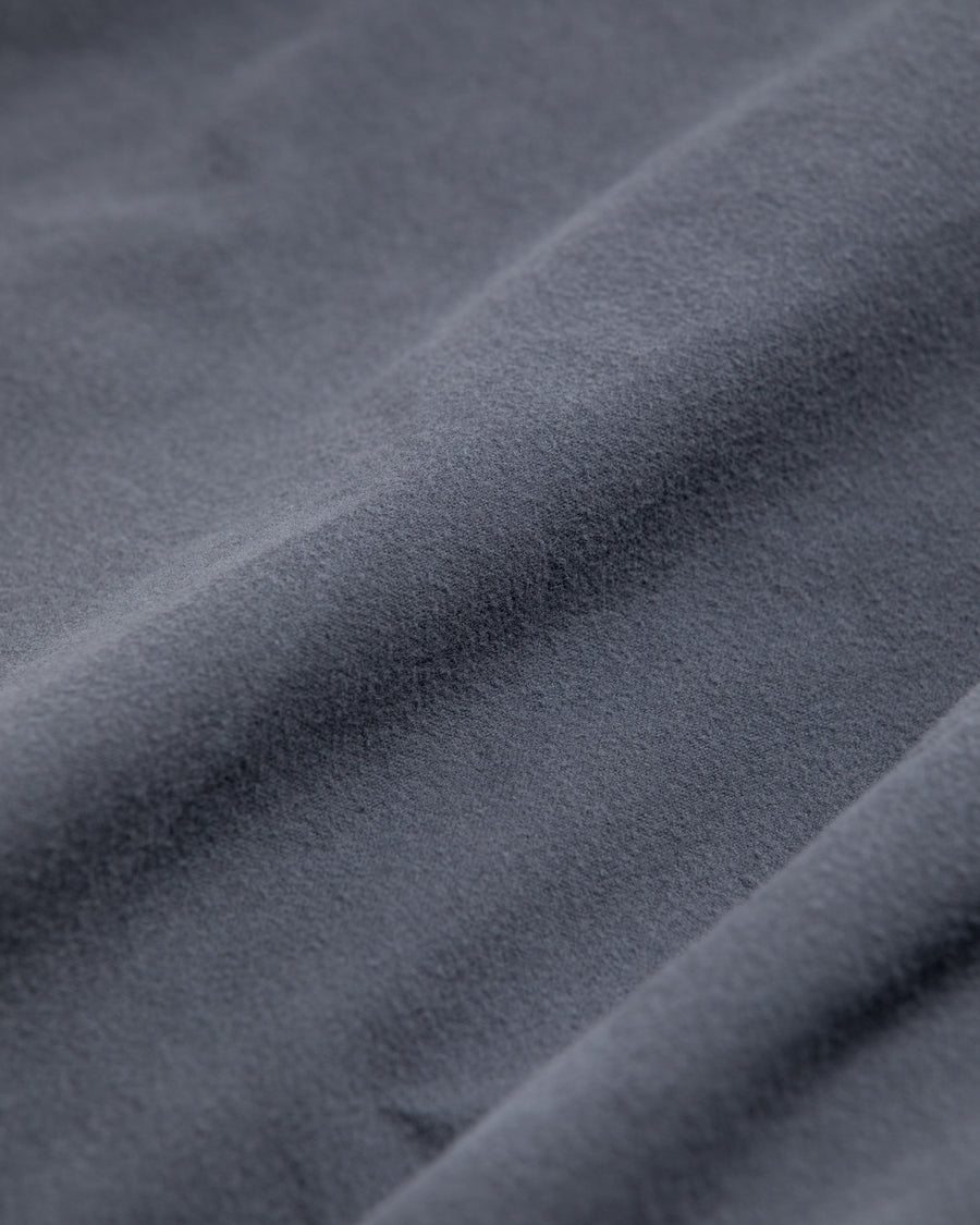 ソフトなタッチのコットンスウェード素材を使用したブルーグレイ色のワイドシルエットシャツ