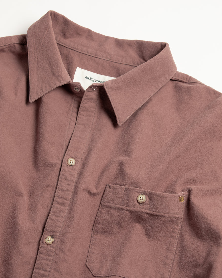 ソフトなタッチのコットンスウェード素材を使用したピンクベージュ色のワイドシルエットシャツ