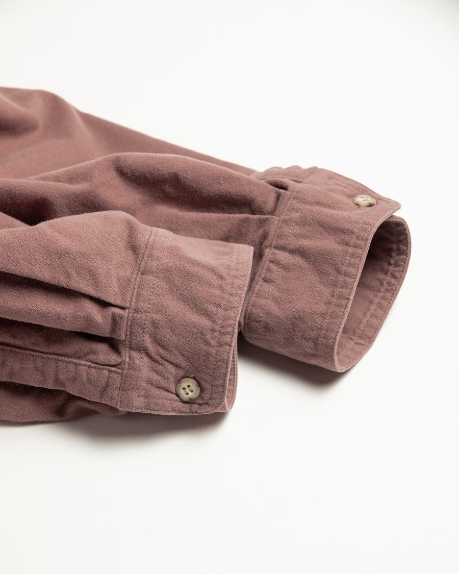 ソフトなタッチのコットンスウェード素材を使用したピンクベージュ色のワイドシルエットシャツ