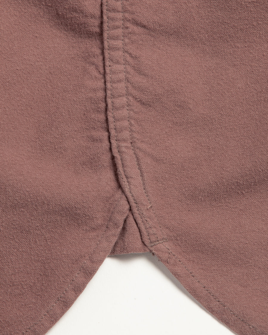 ソフトなタッチのコットンスウェード素材を使用したピンクベージュ色のワイドシルエットシャツ