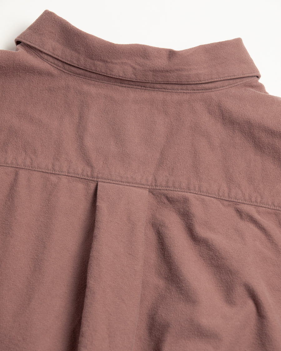 ソフトなタッチのコットンスウェード素材を使用したピンクベージュ色のワイドシルエットシャツ