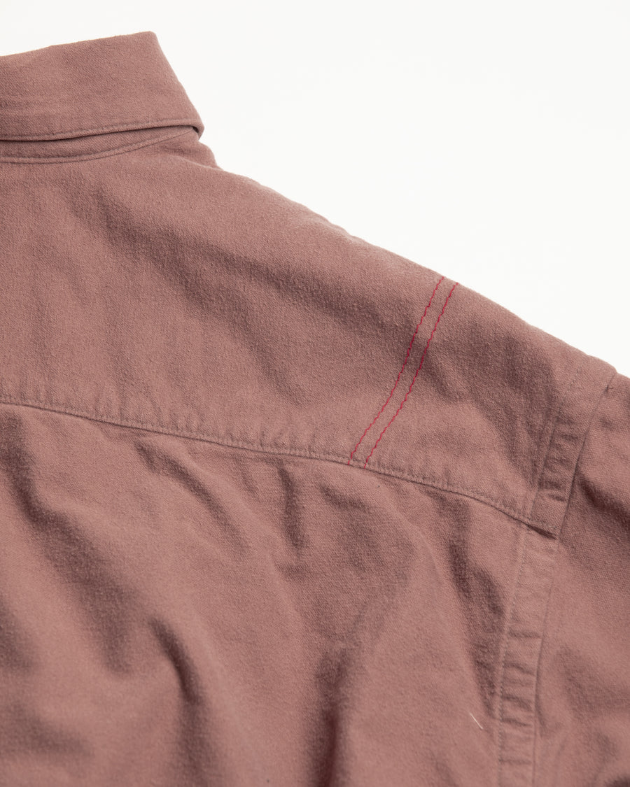 ソフトなタッチのコットンスウェード素材を使用したピンクベージュ色のワイドシルエットシャツ