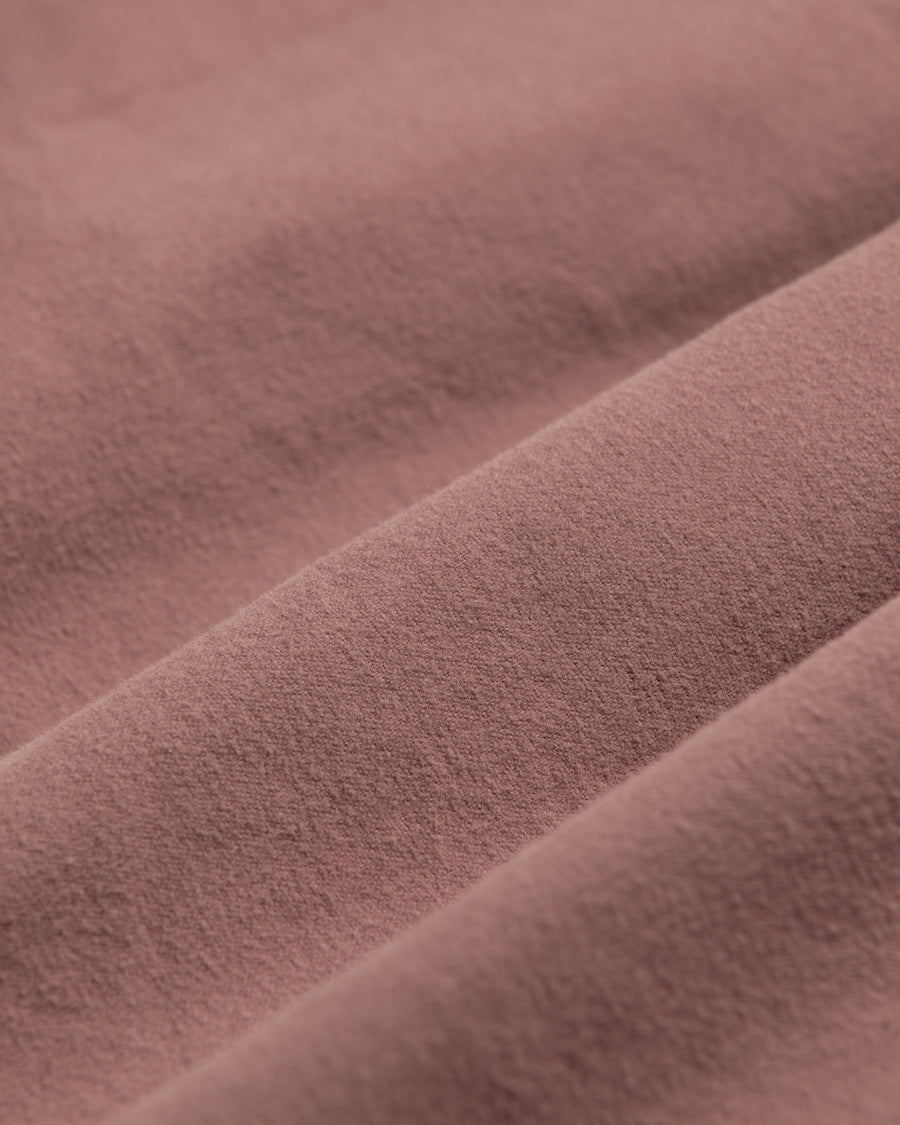 ソフトなタッチのコットンスウェード素材を使用したピンクベージュ色のワイドシルエットシャツ