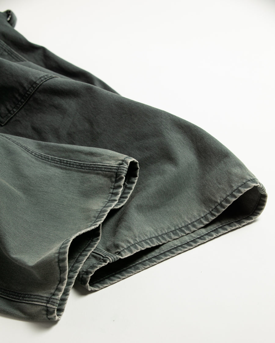 【 商品名：ダブルニーダックペインターパンツ 】

本製品は、レングスをやや長めに設定したブラックカラーのペインターパンツです。ウエスト部分にはナイロンオックス生地で切り替えを施し、ワーク感を抑えた上品なデザインに仕上げています。生地には頒布の中でも最も薄手の11号帆布生地を採用しており、強度・耐久性に優れるとともに、着用を重ねるごとにアタリなどの経年変化を楽しめる素材です。また、水や薬品の使用量を抑えながら生地の凹凸部分のアタリを強調し、同時に自然な脱色感を加える特殊エイジング加工を施しています。