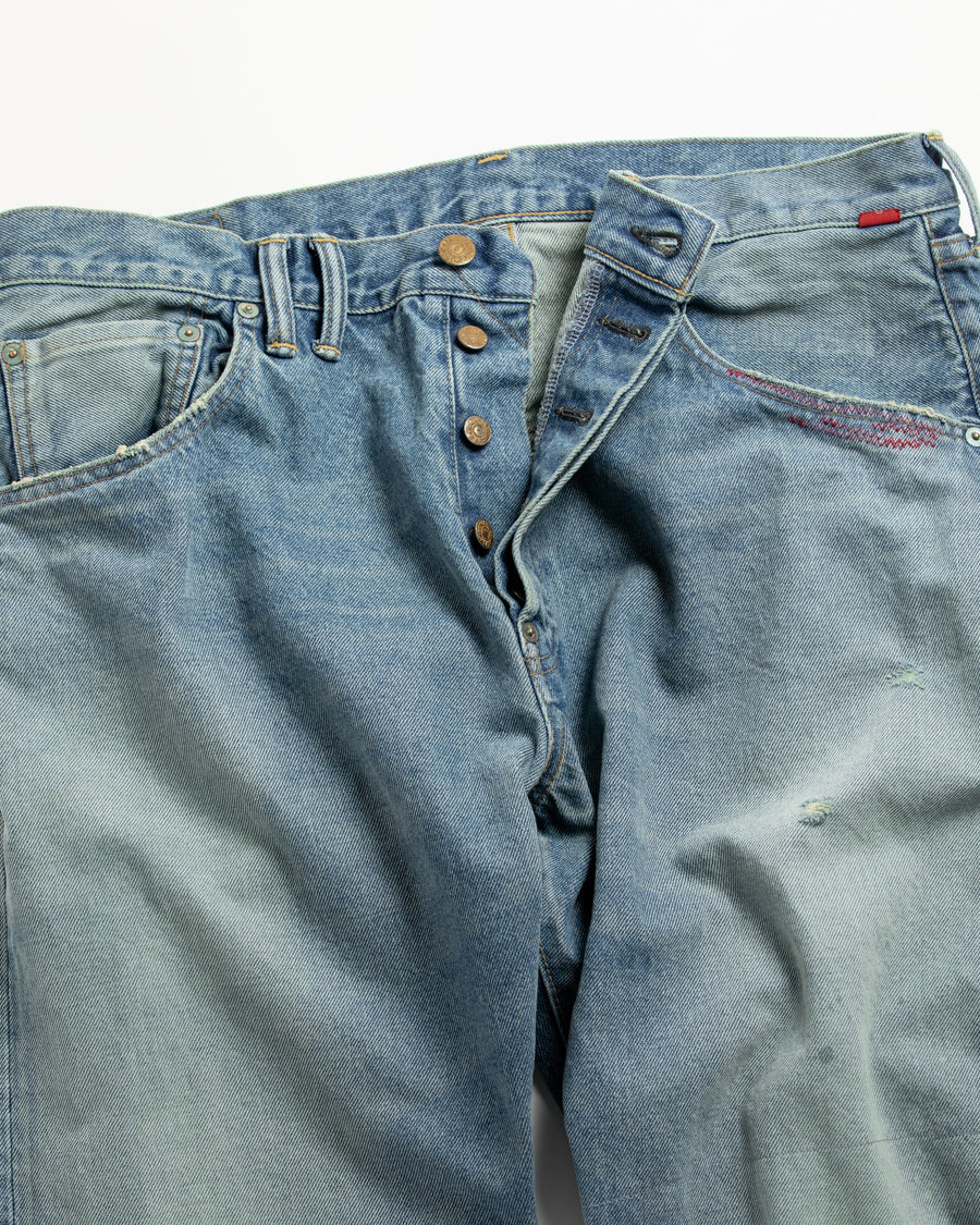 ■履き心地を考慮して腰回りにはゆとりを持たせ、裾にかけてはスッキリとしたテーパードシルエットに仕立てた5Pパンツ。
韓国限定カラーと限定加工

■生地 : 12oz オープンエンドデニム
タテヨコ共に7/-空紡糸を使用したデニム。
糸質的にドライで堅いタッチが特徴。90年代ごろのビンテージデニムのようなシボ感が魅力な素材です。

■加工 : 淡色エイジング仕上げ　　
全体的に色落ちした色味とハードなアタリ感が特徴。
経年によるダメージをリペアした雰囲気のリメイクを施しています。
更に最終仕上げで全体には汚し加工にてユーズド感を表現。