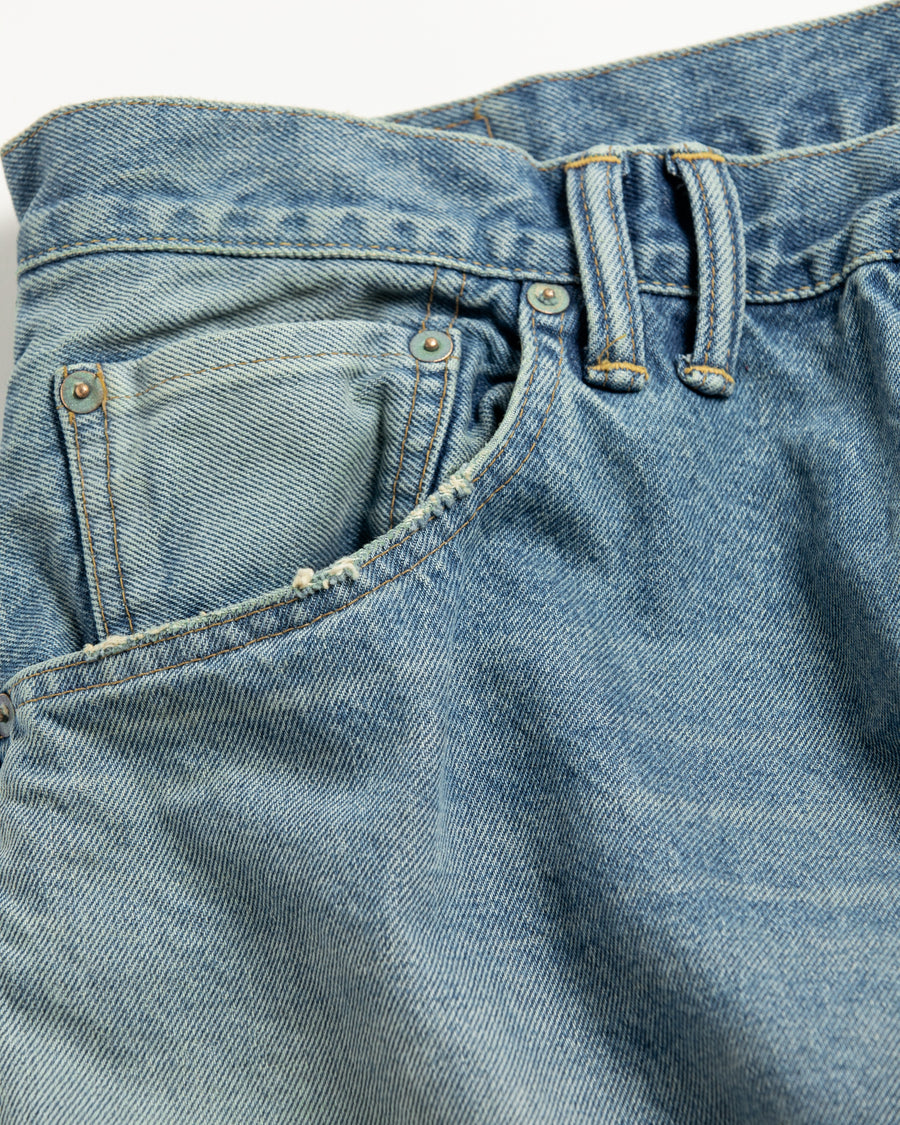 ■履き心地を考慮して腰回りにはゆとりを持たせ、裾にかけてはスッキリとしたテーパードシルエットに仕立てた5Pパンツ。
韓国限定カラーと限定加工

■生地 : 12oz オープンエンドデニム
タテヨコ共に7/-空紡糸を使用したデニム。
糸質的にドライで堅いタッチが特徴。90年代ごろのビンテージデニムのようなシボ感が魅力な素材です。

■加工 : 淡色エイジング仕上げ　　
全体的に色落ちした色味とハードなアタリ感が特徴。
経年によるダメージをリペアした雰囲気のリメイクを施しています。
更に最終仕上げで全体には汚し加工にてユーズド感を表現。