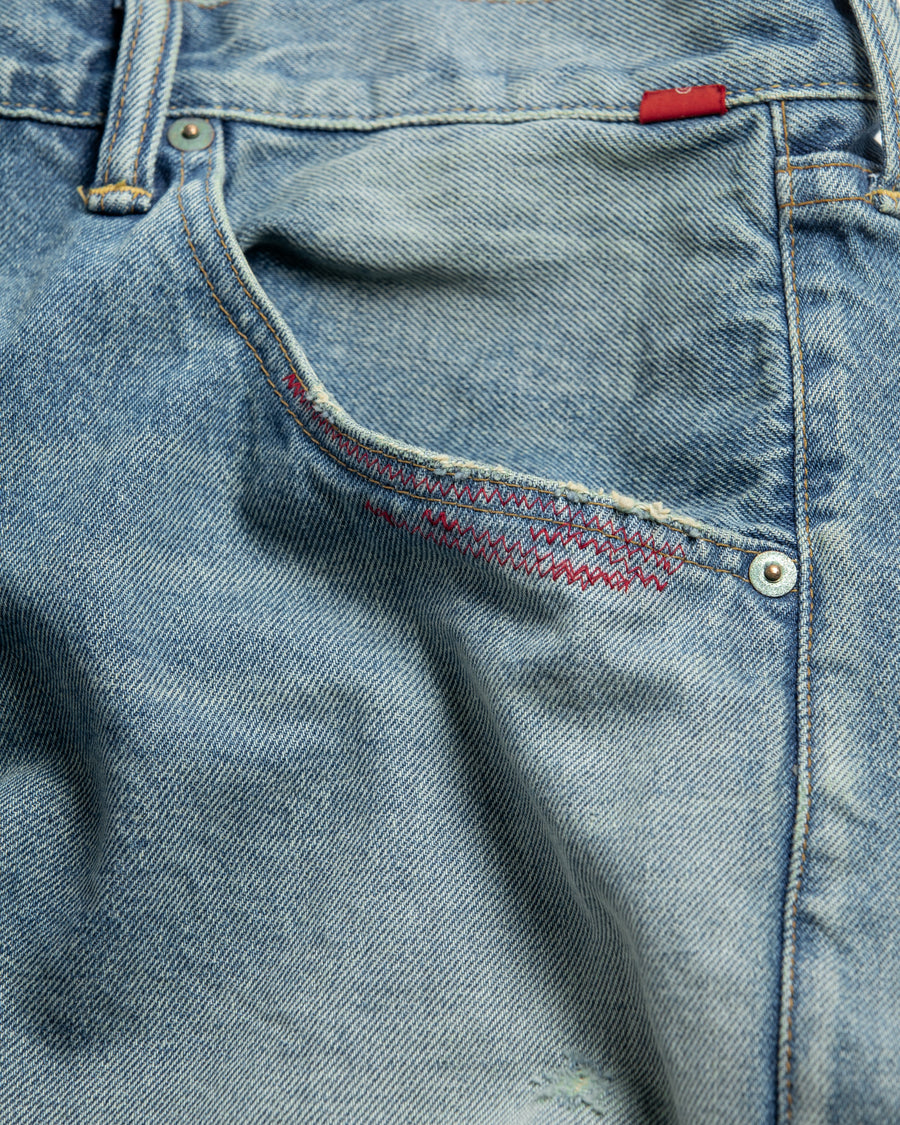 ■履き心地を考慮して腰回りにはゆとりを持たせ、裾にかけてはスッキリとしたテーパードシルエットに仕立てた5Pパンツ。
韓国限定カラーと限定加工

■生地 : 12oz オープンエンドデニム
タテヨコ共に7/-空紡糸を使用したデニム。
糸質的にドライで堅いタッチが特徴。90年代ごろのビンテージデニムのようなシボ感が魅力な素材です。

■加工 : 淡色エイジング仕上げ　　
全体的に色落ちした色味とハードなアタリ感が特徴。
経年によるダメージをリペアした雰囲気のリメイクを施しています。
更に最終仕上げで全体には汚し加工にてユーズド感を表現。