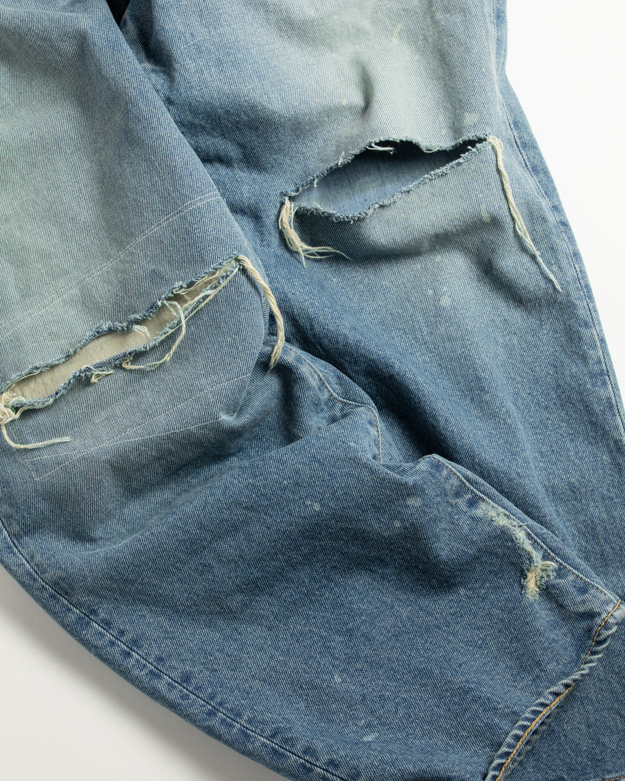 ■履き心地を考慮して腰回りにはゆとりを持たせ、裾にかけてはスッキリとしたテーパードシルエットに仕立てた5Pパンツ。
韓国限定カラーと限定加工

■生地 : 12oz オープンエンドデニム
タテヨコ共に7/-空紡糸を使用したデニム。
糸質的にドライで堅いタッチが特徴。90年代ごろのビンテージデニムのようなシボ感が魅力な素材です。

■加工 : 淡色エイジング仕上げ　　
全体的に色落ちした色味とハードなアタリ感が特徴。
経年によるダメージをリペアした雰囲気のリメイクを施しています。
更に最終仕上げで全体には汚し加工にてユーズド感を表現。