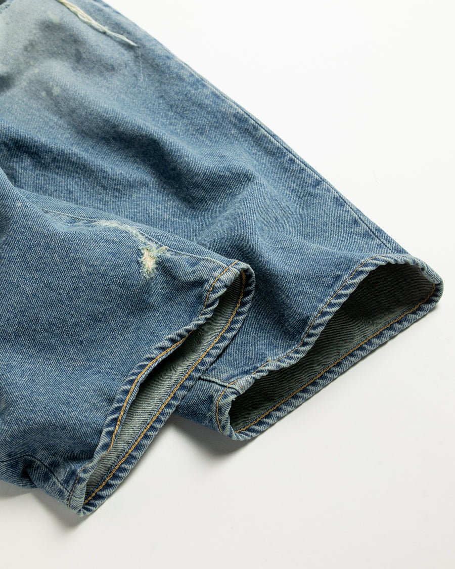 ■履き心地を考慮して腰回りにはゆとりを持たせ、裾にかけてはスッキリとしたテーパードシルエットに仕立てた5Pパンツ。
韓国限定カラーと限定加工

■生地 : 12oz オープンエンドデニム
タテヨコ共に7/-空紡糸を使用したデニム。
糸質的にドライで堅いタッチが特徴。90年代ごろのビンテージデニムのようなシボ感が魅力な素材です。

■加工 : 淡色エイジング仕上げ　　
全体的に色落ちした色味とハードなアタリ感が特徴。
経年によるダメージをリペアした雰囲気のリメイクを施しています。
更に最終仕上げで全体には汚し加工にてユーズド感を表現。