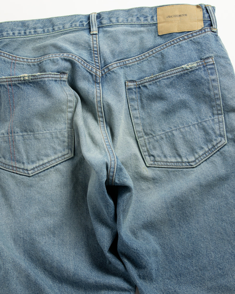 ■履き心地を考慮して腰回りにはゆとりを持たせ、裾にかけてはスッキリとしたテーパードシルエットに仕立てた5Pパンツ。
韓国限定カラーと限定加工

■生地 : 12oz オープンエンドデニム
タテヨコ共に7/-空紡糸を使用したデニム。
糸質的にドライで堅いタッチが特徴。90年代ごろのビンテージデニムのようなシボ感が魅力な素材です。

■加工 : 淡色エイジング仕上げ　　
全体的に色落ちした色味とハードなアタリ感が特徴。
経年によるダメージをリペアした雰囲気のリメイクを施しています。
更に最終仕上げで全体には汚し加工にてユーズド感を表現。