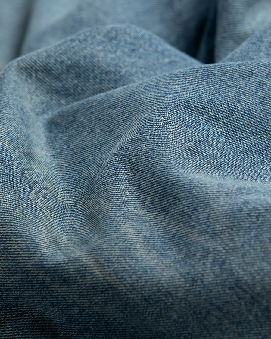 ■履き心地を考慮して腰回りにはゆとりを持たせ、裾にかけてはスッキリとしたテーパードシルエットに仕立てた5Pパンツ。
韓国限定カラーと限定加工

■生地 : 12oz オープンエンドデニム
タテヨコ共に7/-空紡糸を使用したデニム。
糸質的にドライで堅いタッチが特徴。90年代ごろのビンテージデニムのようなシボ感が魅力な素材です。

■加工 : 淡色エイジング仕上げ　　
全体的に色落ちした色味とハードなアタリ感が特徴。
経年によるダメージをリペアした雰囲気のリメイクを施しています。
更に最終仕上げで全体には汚し加工にてユーズド感を表現。